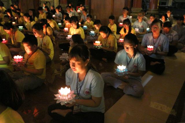 Xúc động đêm thắp nến tri ân tại khóa tu mùa hè “Đức Phật Trong Con” năm 2018