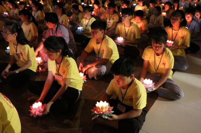 Xúc động đêm thắp nến tri ân tại khóa tu mùa hè “Đức Phật Trong Con” năm 2018