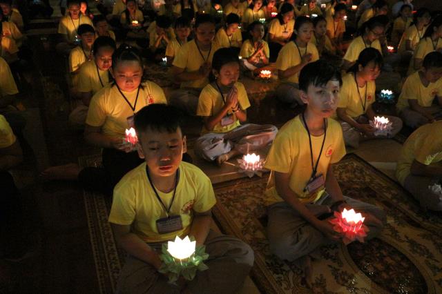 Xúc động đêm thắp nến tri ân tại khóa tu mùa hè “Đức Phật Trong Con” năm 2018