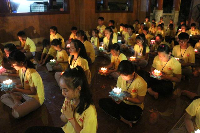 Xúc động đêm thắp nến tri ân tại khóa tu mùa hè “Đức Phật Trong Con” năm 2018
