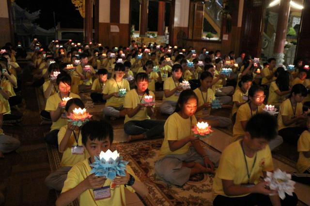 Xúc động đêm thắp nến tri ân tại khóa tu mùa hè “Đức Phật Trong Con” năm 2018
