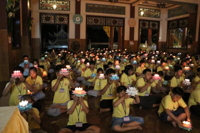 Xúc động đêm thắp nến tri ân tại khóa tu mùa hè “Đức Phật Trong Con” năm 2018