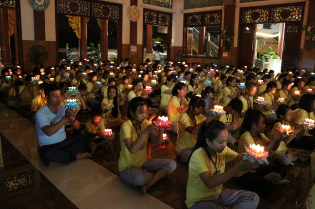 Xúc động đêm thắp nến tri ân tại khóa tu mùa hè “Đức Phật Trong Con” năm 2018