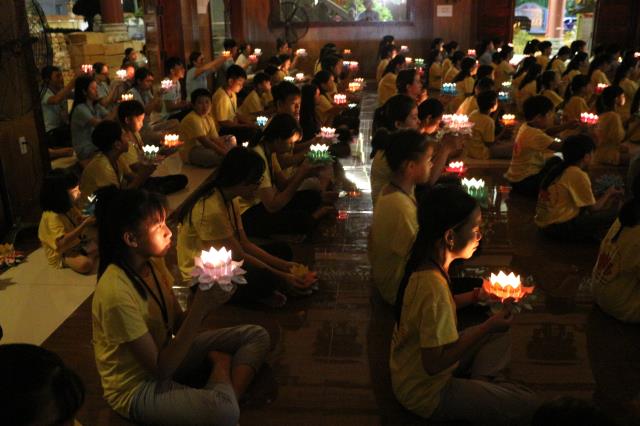 Xúc động đêm thắp nến tri ân tại khóa tu mùa hè “Đức Phật Trong Con” năm 2018