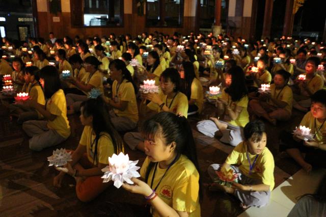 Xúc động đêm thắp nến tri ân tại khóa tu mùa hè “Đức Phật Trong Con” năm 2018