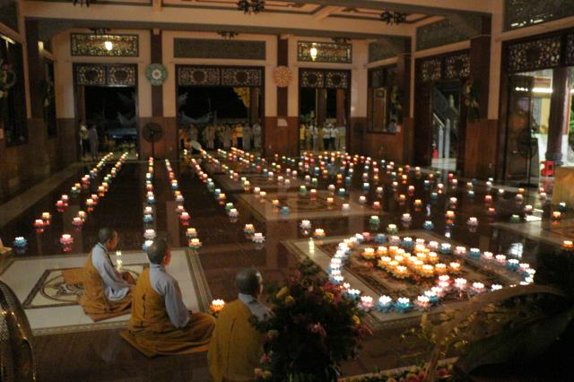 Xúc động đêm thắp nến tri ân tại khóa tu mùa hè “Đức Phật Trong Con” năm 2018