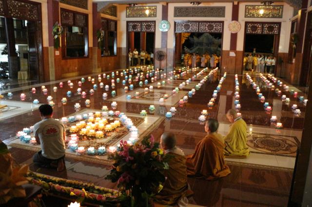 Xúc động đêm thắp nến tri ân tại khóa tu mùa hè “Đức Phật Trong Con” năm 2018