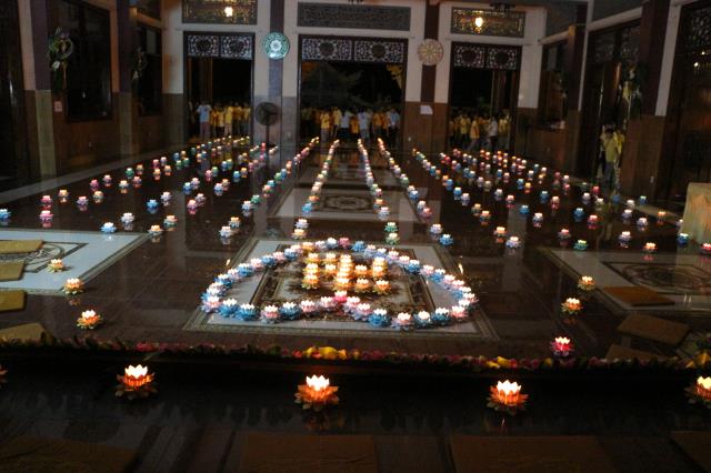 Xúc động đêm thắp nến tri ân tại khóa tu mùa hè “Đức Phật Trong Con” năm 2018