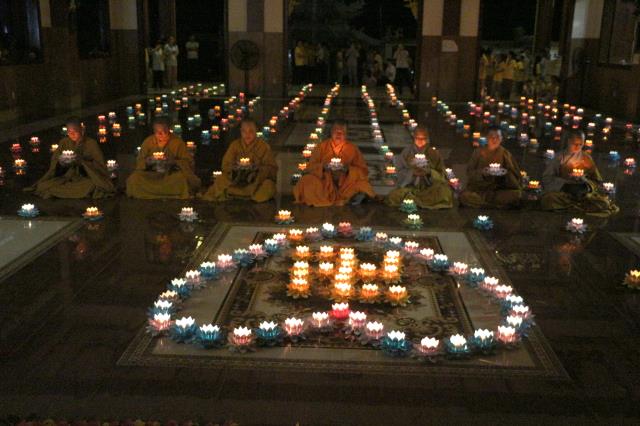 Xúc động đêm thắp nến tri ân tại khóa tu mùa hè “Đức Phật Trong Con” năm 2018
