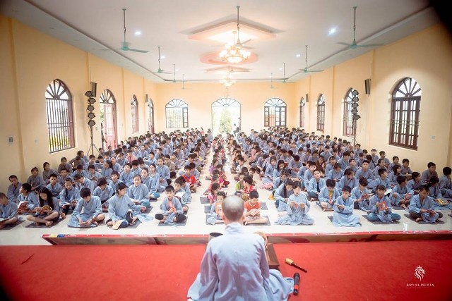 Mùa hè giới trẻ về chùa học Phật