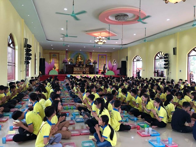 Mùa hè giới trẻ về chùa học Phật
