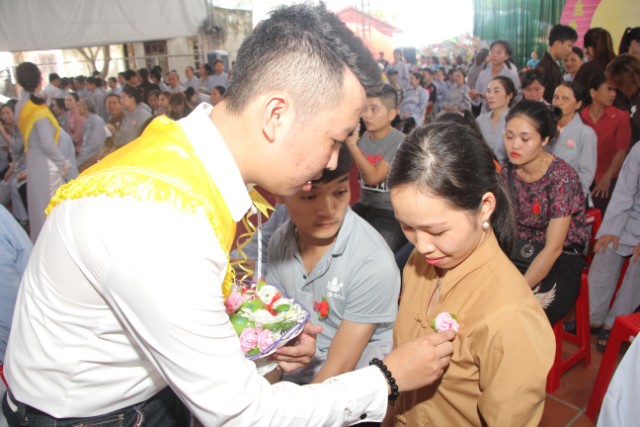 Thái Bình: Lễ hội bông hồng cài áo tại chùa Từ Xuyên