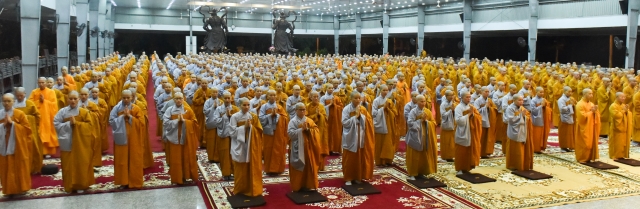 Chùm ảnh: Trang nghiêm thời tụng kinh và ngồi thiên buổi tối tại Học viện PGVN tại TP. HCM