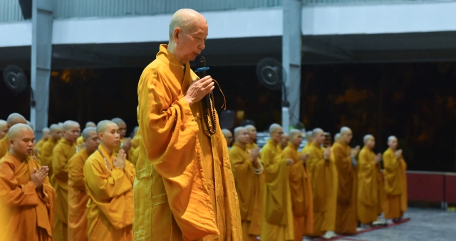 Chùm ảnh: Trang nghiêm thời tụng kinh và ngồi thiên buổi tối tại Học viện PGVN tại TP. HCM