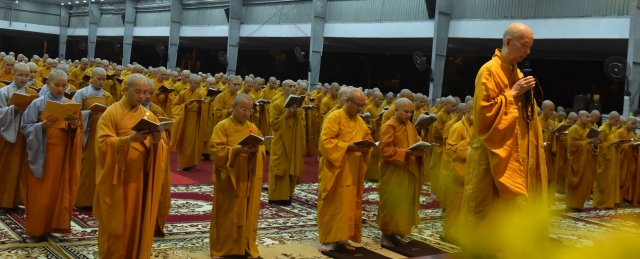 Chùm ảnh: Trang nghiêm thời tụng kinh và ngồi thiên buổi tối tại Học viện PGVN tại TP. HCM