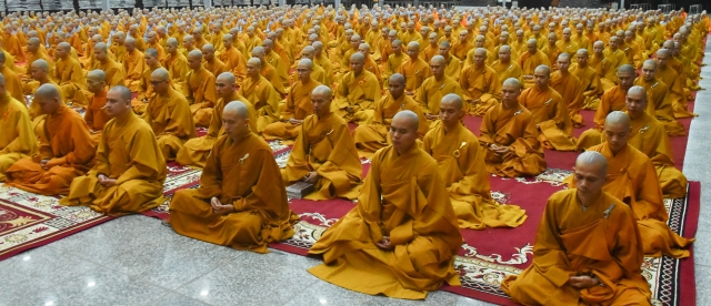 Chùm ảnh: Trang nghiêm thời tụng kinh và ngồi thiên buổi tối tại Học viện PGVN tại TP. HCM