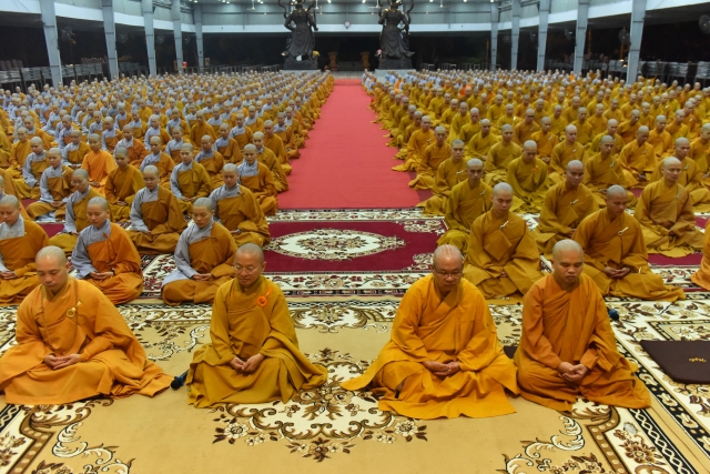 Chùm ảnh: Trang nghiêm thời tụng kinh và ngồi thiên buổi tối tại Học viện PGVN tại TP. HCM