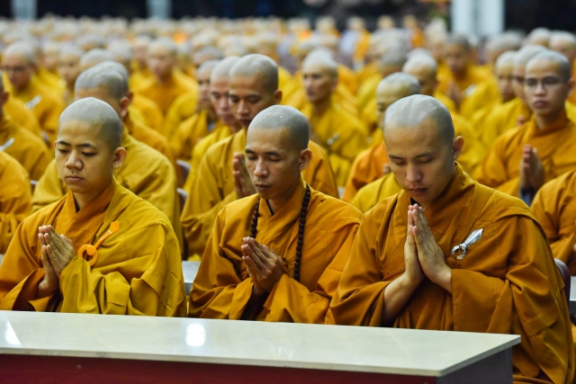 Chùm ảnh: Tụng kinh, thiền hành, nghe giảng và dùng cơm trong chánh niệm tại Học viện PGVN tại TP. HCM