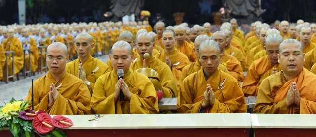 Chùm ảnh: Tụng kinh, thiền hành, nghe giảng và dùng cơm trong chánh niệm tại Học viện PGVN tại TP. HCM