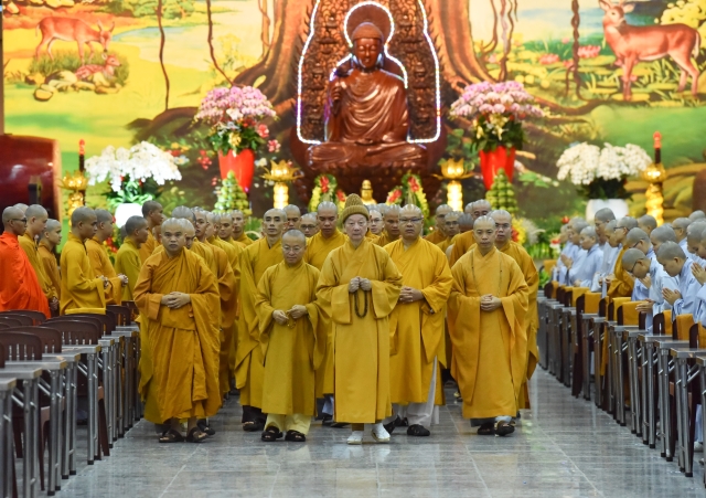 Chùm ảnh: Tụng kinh, thiền hành, nghe giảng và dùng cơm trong chánh niệm tại Học viện PGVN tại TP. HCM