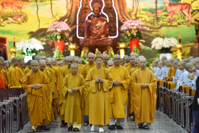 Chùm ảnh: Tụng kinh, thiền hành, nghe giảng và dùng cơm trong chánh niệm tại Học viện PGVN tại TP. HCM