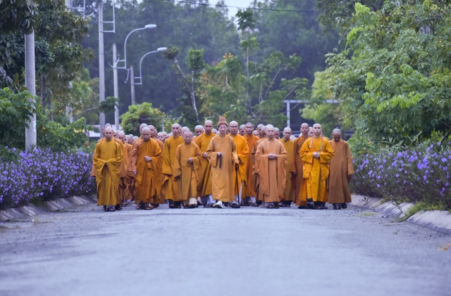 Chùm ảnh: Tụng kinh, thiền hành, nghe giảng và dùng cơm trong chánh niệm tại Học viện PGVN tại TP. HCM