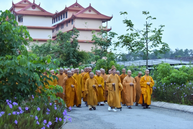 Chùm ảnh: Tụng kinh, thiền hành, nghe giảng và dùng cơm trong chánh niệm tại Học viện PGVN tại TP. HCM