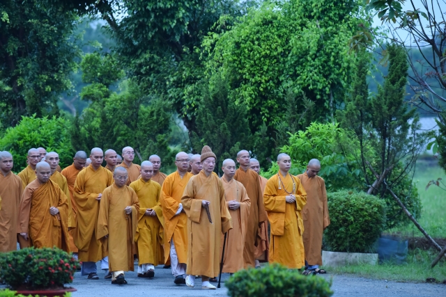 Chùm ảnh: Tụng kinh, thiền hành, nghe giảng và dùng cơm trong chánh niệm tại Học viện PGVN tại TP. HCM