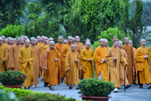 Chùm ảnh: Tụng kinh, thiền hành, nghe giảng và dùng cơm trong chánh niệm tại Học viện PGVN tại TP. HCM