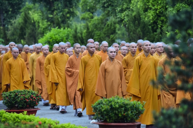 Chùm ảnh: Tụng kinh, thiền hành, nghe giảng và dùng cơm trong chánh niệm tại Học viện PGVN tại TP. HCM