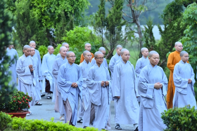 Chùm ảnh: Tụng kinh, thiền hành, nghe giảng và dùng cơm trong chánh niệm tại Học viện PGVN tại TP. HCM