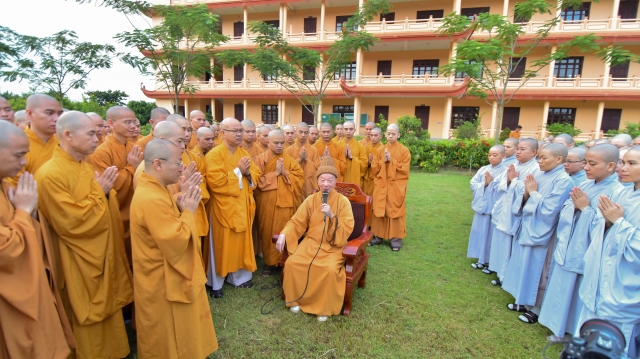 Chùm ảnh: Tụng kinh, thiền hành, nghe giảng và dùng cơm trong chánh niệm tại Học viện PGVN tại TP. HCM