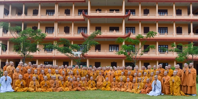 Chùm ảnh: Tụng kinh, thiền hành, nghe giảng và dùng cơm trong chánh niệm tại Học viện PGVN tại TP. HCM