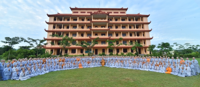 Chùm ảnh: Tụng kinh, thiền hành, nghe giảng và dùng cơm trong chánh niệm tại Học viện PGVN tại TP. HCM