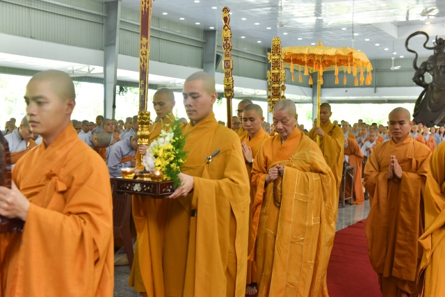Chùm ảnh: Tụng kinh, thiền hành, nghe giảng và dùng cơm trong chánh niệm tại Học viện PGVN tại TP. HCM