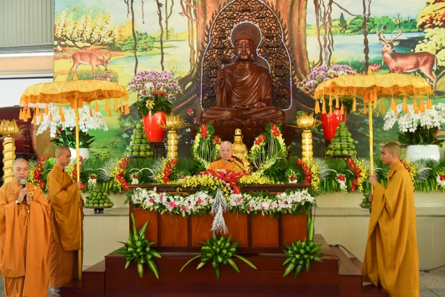 Chùm ảnh: Tụng kinh, thiền hành, nghe giảng và dùng cơm trong chánh niệm tại Học viện PGVN tại TP. HCM