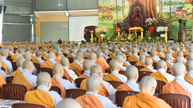 Chùm ảnh: Tụng kinh, thiền hành, nghe giảng và dùng cơm trong chánh niệm tại Học viện PGVN tại TP. HCM