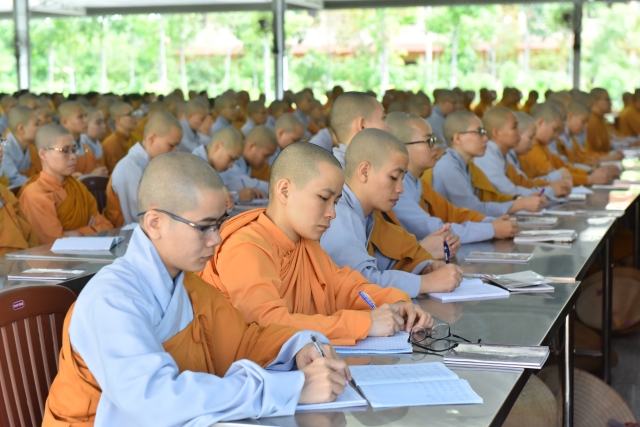 Chùm ảnh: Tụng kinh, thiền hành, nghe giảng và dùng cơm trong chánh niệm tại Học viện PGVN tại TP. HCM