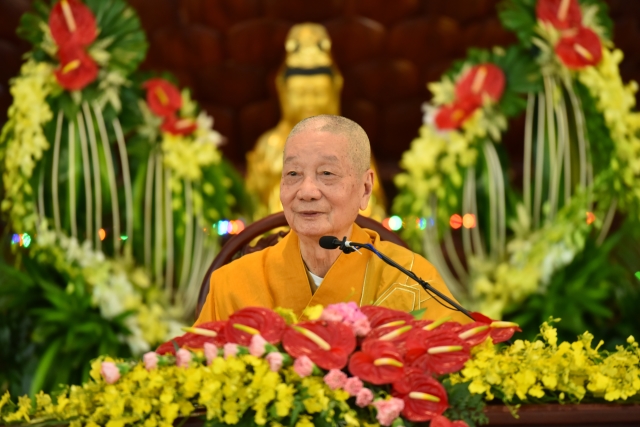 Chùm ảnh: Tụng kinh, thiền hành, nghe giảng và dùng cơm trong chánh niệm tại Học viện PGVN tại TP. HCM