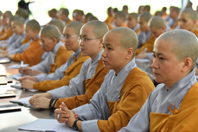 Chùm ảnh: Tụng kinh, thiền hành, nghe giảng và dùng cơm trong chánh niệm tại Học viện PGVN tại TP. HCM