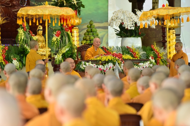 Chùm ảnh: Tụng kinh, thiền hành, nghe giảng và dùng cơm trong chánh niệm tại Học viện PGVN tại TP. HCM