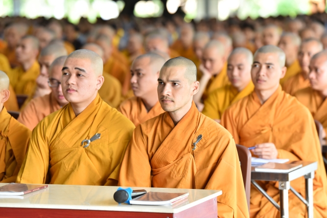 Chùm ảnh: Tụng kinh, thiền hành, nghe giảng và dùng cơm trong chánh niệm tại Học viện PGVN tại TP. HCM