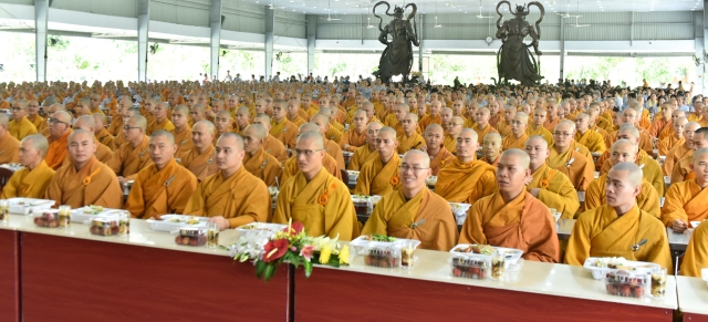 Chùm ảnh: Tụng kinh, thiền hành, nghe giảng và dùng cơm trong chánh niệm tại Học viện PGVN tại TP. HCM