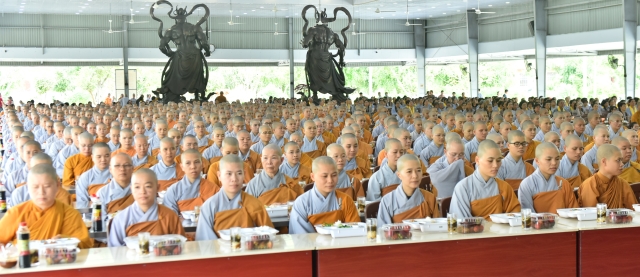 Chùm ảnh: Tụng kinh, thiền hành, nghe giảng và dùng cơm trong chánh niệm tại Học viện PGVN tại TP. HCM