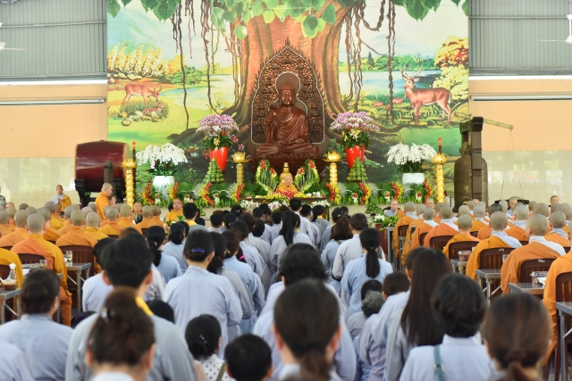 Chùm ảnh: Tụng kinh, thiền hành, nghe giảng và dùng cơm trong chánh niệm tại Học viện PGVN tại TP. HCM