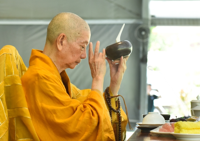 Chùm ảnh: Tụng kinh, thiền hành, nghe giảng và dùng cơm trong chánh niệm tại Học viện PGVN tại TP. HCM
