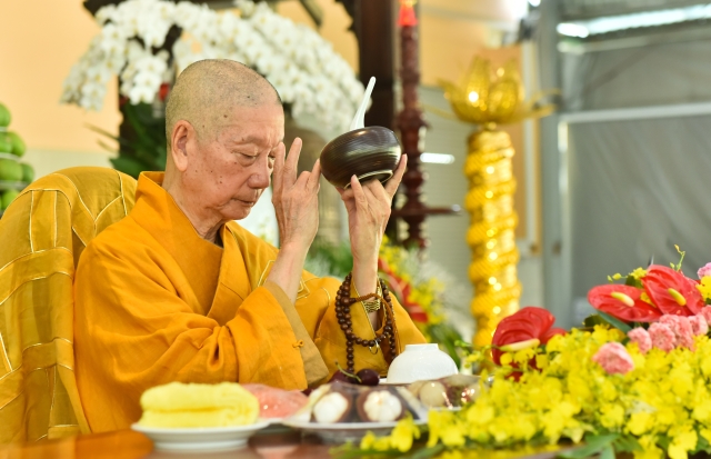 Chùm ảnh: Tụng kinh, thiền hành, nghe giảng và dùng cơm trong chánh niệm tại Học viện PGVN tại TP. HCM