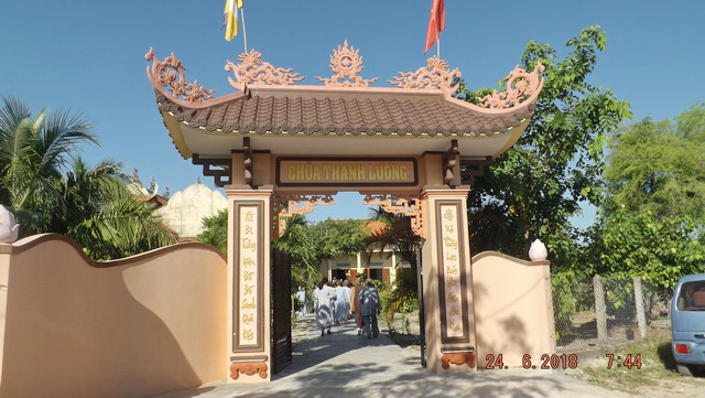Chùa Khánh Long hành hương cúng dường thập tự