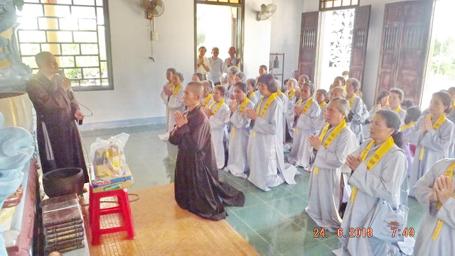Chùa Khánh Long hành hương cúng dường thập tự
