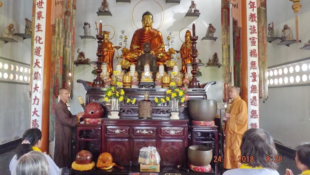 Chùa Khánh Long hành hương cúng dường thập tự